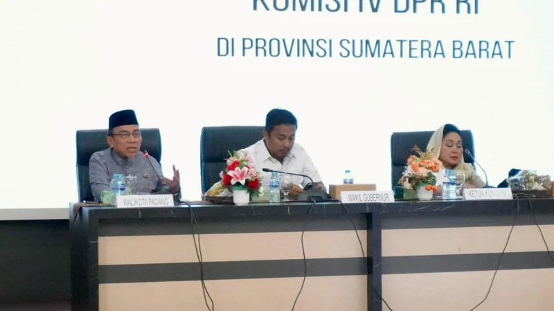 Wakil Wali Kota Padang, Maigus Nasir, menghadiri agenda kunjungan kerja Komisi IV DPR RI ke Provinsi Sumbar, Jumat (20/6/2025). (Foto: Prokopim Padang)