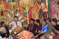 Wali Kota Padang Fadly Amran menyambut kedatangan rombongan Percutian MGB Petaling Izfar Travel Malaysia, di Rumah Gadang Datuak Rajo Ibrahim, Sabtu malam (28/6/2025). (Foto: Prokopim Padang)