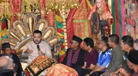 Wali Kota Padang Fadly Amran menyambut kedatangan rombongan Percutian MGB Petaling Izfar Travel Malaysia, di Rumah Gadang Datuak Rajo Ibrahim, Sabtu malam (28/6/2025). (Foto: Prokopim Padang)