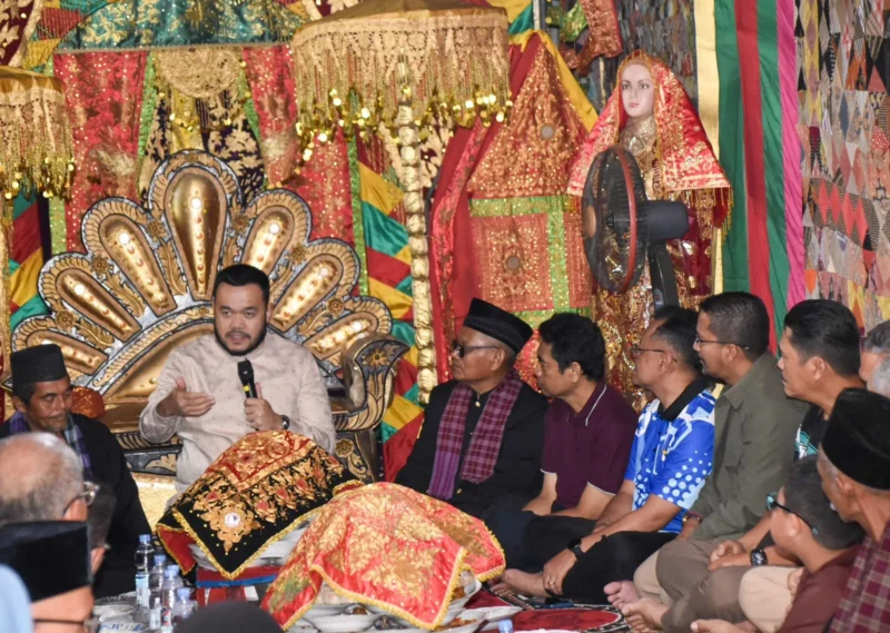 Wali Kota Padang Fadly Amran menyambut kedatangan rombongan Percutian MGB Petaling Izfar Travel Malaysia, di Rumah Gadang Datuak Rajo Ibrahim, Sabtu malam (28/6/2025). (Foto: Prokopim Padang)