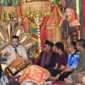 Wali Kota Padang Fadly Amran menyambut kedatangan rombongan Percutian MGB Petaling Izfar Travel Malaysia, di Rumah Gadang Datuak Rajo Ibrahim, Sabtu malam (28/6/2025). (Foto: Prokopim Padang)