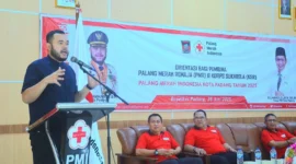Wali Kota Padang Fadly Amran memberikan sambutan dalam kegiatan Orientasi Pembina PMR dan KSR yang digelar PMI Kota Padang, di Gedung BKOM dan Pelkes Sumbar, Sabtu (28/6/2025). (Foto: Prokopim Padang)