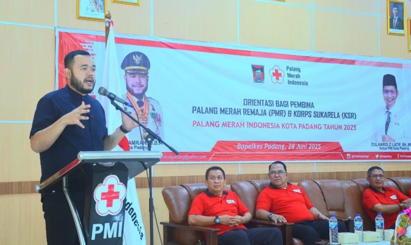 Wali Kota Padang Fadly Amran memberikan sambutan dalam kegiatan Orientasi Pembina PMR dan KSR yang digelar PMI Kota Padang, di Gedung BKOM dan Pelkes Sumbar, Sabtu (28/6/2025). (Foto: Prokopim Padang)