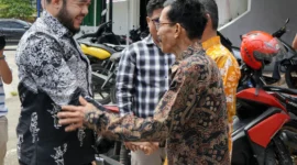 Wali Kota Padang, Fadly Amran meninjau kondisi infrastruktur di Jalan Raya Belimbing, Kelurahan Kuranji, Kecamatan Kuranji, Sabtu (21/6/2025). (Foto: Prokopim Padang)