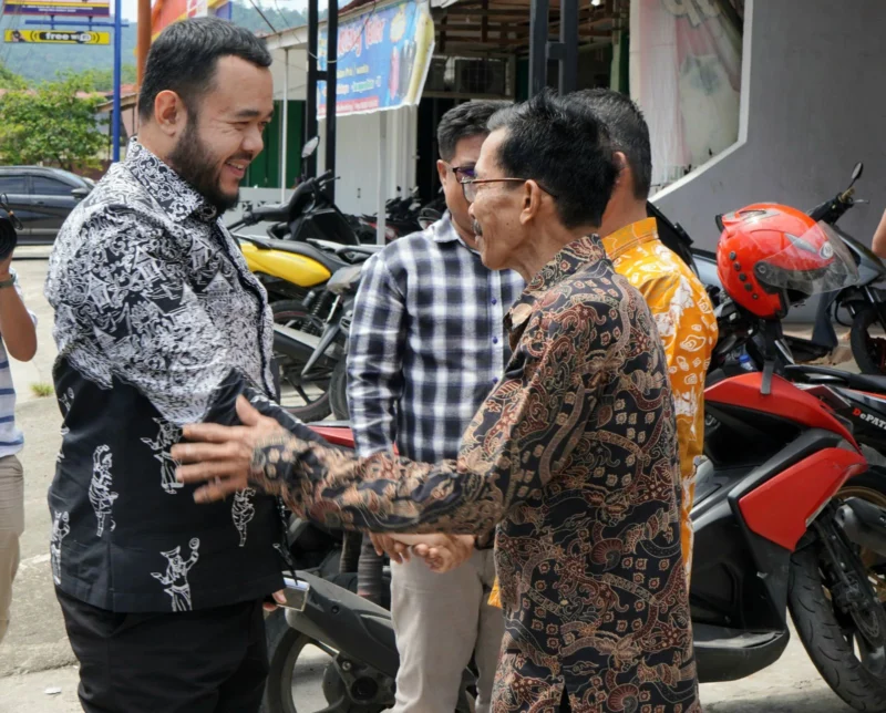 Wali Kota Padang, Fadly Amran meninjau kondisi infrastruktur di Jalan Raya Belimbing, Kelurahan Kuranji, Kecamatan Kuranji, Sabtu (21/6/2025). (Foto: Prokopim Padang)