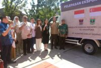 Wali Kota Padang Fadly Amran melepas ekspor perdana produk Chilli Chocolate Cassava Rochers ke Singapura, Jumat (20/6/2025). 