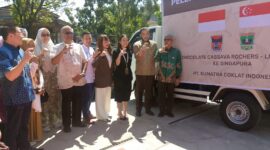 Wali Kota Padang Fadly Amran melepas ekspor perdana produk Chilli Chocolate Cassava Rochers ke Singapura, Jumat (20/6/2025). 