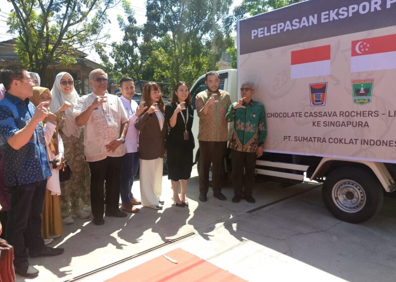 Wali Kota Padang Fadly Amran melepas ekspor perdana produk Chilli Chocolate Cassava Rochers ke Singapura, Jumat (20/6/2025). 