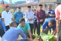 Wakil Wali Kota Padang Maigus Nasir menyaksikan pemotongan hewan kurban di Kantor LPKS Kasih Ibu, Kompleks Desaku Menanti, Minggu (8/6/2025). (Foto: Prokopim Padang)