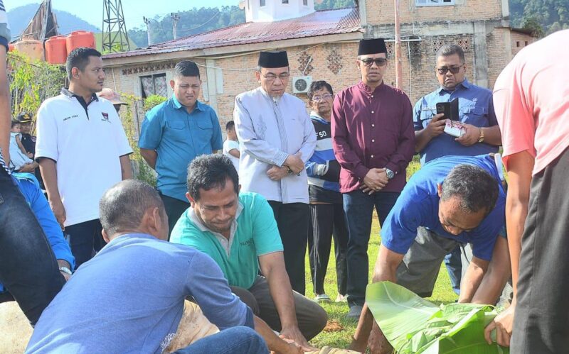 Wakil Wali Kota Padang Maigus Nasir menyaksikan pemotongan hewan kurban di Kantor LPKS Kasih Ibu, Kompleks Desaku Menanti, Minggu (8/6/2025). (Foto: Prokopim Padang)