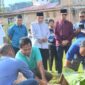 Wakil Wali Kota Padang Maigus Nasir menyaksikan pemotongan hewan kurban di Kantor LPKS Kasih Ibu, Kompleks Desaku Menanti, Minggu (8/6/2025). (Foto: Prokopim Padang)