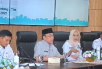 Wakil Wali Kota Padang Maigus Nasir memimpin Rapat Rencana Tindak Lanjut Hasil Pendataan Masyarakat Miskin Tahun 2025 di Ruang Abu Bakar Ja'ar, Balai Kota Padang, Aie Pacah, Rabu (18/6/2025). (Foto: Prokopim Padang)