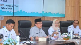 Wakil Wali Kota Padang Maigus Nasir memimpin Rapat Rencana Tindak Lanjut Hasil Pendataan Masyarakat Miskin Tahun 2025 di Ruang Abu Bakar Ja'ar, Balai Kota Padang, Aie Pacah, Rabu (18/6/2025). (Foto: Prokopim Padang)
