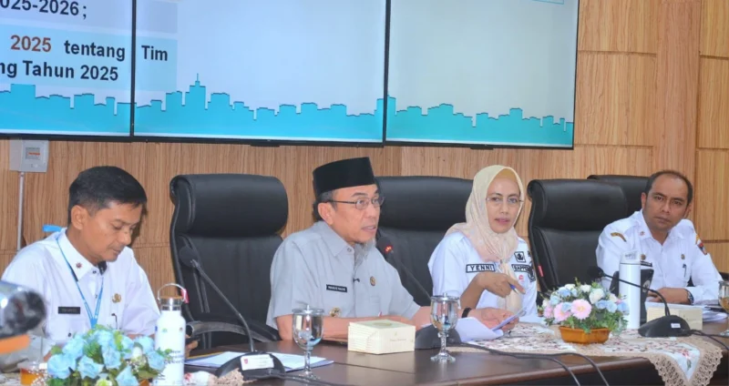 Wakil Wali Kota Padang Maigus Nasir memimpin Rapat Rencana Tindak Lanjut Hasil Pendataan Masyarakat Miskin Tahun 2025 di Ruang Abu Bakar Ja'ar, Balai Kota Padang, Aie Pacah, Rabu (18/6/2025). (Foto: Prokopim Padang)