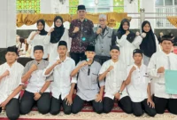 Camat Lubeg, Nofiandi Amir mengukuhkan kepengurusan baru Remaja Masjid Al Ittihaad Kelurahan Tanjung Aua Nan XX, Sabtu (21/6/2025). (Foto: Ist)