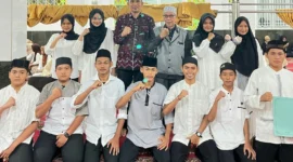 Camat Lubeg, Nofiandi Amir mengukuhkan kepengurusan baru Remaja Masjid Al Ittihaad Kelurahan Tanjung Aua Nan XX, Sabtu (21/6/2025). (Foto: Ist)