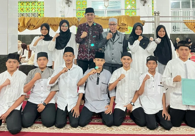 Camat Lubeg, Nofiandi Amir mengukuhkan kepengurusan baru Remaja Masjid Al Ittihaad Kelurahan Tanjung Aua Nan XX, Sabtu (21/6/2025). (Foto: Ist)