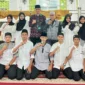 Camat Lubeg, Nofiandi Amir mengukuhkan kepengurusan baru Remaja Masjid Al Ittihaad Kelurahan Tanjung Aua Nan XX, Sabtu (21/6/2025). (Foto: Ist)