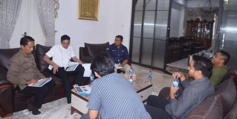 Wali Kota Sawahlunto, Riyanda Putra rapat persiapan pelaksanaan SISSCa 2025 di Rumah Dinas Wali Kota, Rabu (24/6/2025). (Foto: Pemko Sawahlunto)
