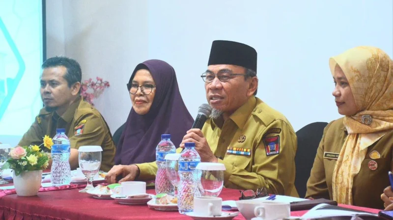 Wakil Wali Kota Padang, Maigus Nasir memimpin Rapat Penentuan Objek Pantau Kota Sehat Tahun 2025, di Fave Hotel Padang, Senin (30/6/2025). (Foto: Prokopim Padang)