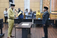 Wali Kota Padang Fadly Amran melantik Yudi Indra Sani sebagai Dewas Perumda PSM periode 2025–2029 di Aula Abu Bakar Jaar, Balai Kota Padang, Senin (16/6/2025). (Foto: Prokopim Padang)