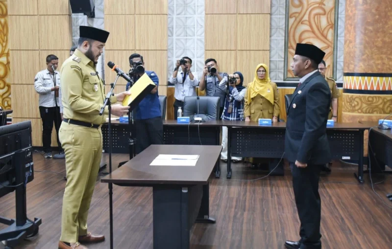 Wali Kota Padang Fadly Amran melantik Yudi Indra Sani sebagai Dewas Perumda PSM periode 2025–2029 di Aula Abu Bakar Jaar, Balai Kota Padang, Senin (16/6/2025). (Foto: Prokopim Padang)