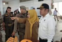 Satpol PP Padang bersama Dinas Pariwisata menata ulang dan memperbaiki kawasan Pujasera Samuder, Selasa (3/6/2025). (Foto: Humas Satpol PP Padang)