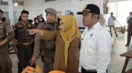 Satpol PP Padang bersama Dinas Pariwisata menata ulang dan memperbaiki kawasan Pujasera Samuder, Selasa (3/6/2025). (Foto: Humas Satpol PP Padang)