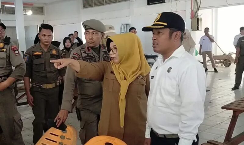 Satpol PP Padang bersama Dinas Pariwisata menata ulang dan memperbaiki kawasan Pujasera Samuder, Selasa (3/6/2025). (Foto: Humas Satpol PP Padang)