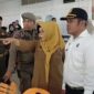 Satpol PP Padang bersama Dinas Pariwisata menata ulang dan memperbaiki kawasan Pujasera Samuder, Selasa (3/6/2025). (Foto: Humas Satpol PP Padang)
