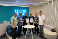 Wali Kota Solok Ramadhani Kirana Putra menandatangani MoU dengan Ruangguru di Jakarta, Senin (2/6/2025). (Foto: Prokopim Solok)