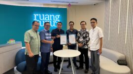 Wali Kota Solok Ramadhani Kirana Putra menandatangani MoU dengan Ruangguru di Jakarta, Senin (2/6/2025). (Foto: Prokopim Solok)