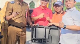 Ketua DPRD Padang Muharlion menyerahkan alat rekam data adminduk kepada Camat Koto Tangah Fizlan Setiawan, Selasa (3/6/2025). (Foto: Diskominfo Padang)