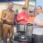 Ketua DPRD Padang Muharlion menyerahkan alat rekam data adminduk kepada Camat Koto Tangah Fizlan Setiawan, Selasa (3/6/2025). (Foto: Diskominfo Padang)