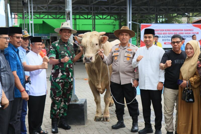 Presiden Prabowo Subianto, menyumbangkan sapi kurban seberat 850 kg kepada warga Kota Solok. (Foto: Prokopim Kota Solok)