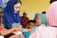 Bupati Dharmasraya, Annisa Suci Ramadhani membagikan daging kurban dari Presiden Prabowo Subianto, kepada masyarakat di Masjid Basalamah, Nagari IV Koto Pulau Punjung, Sabtu (7/6/2025). (Foto: Pemkab Dharmasraya)
