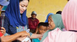 Bupati Dharmasraya, Annisa Suci Ramadhani membagikan daging kurban dari Presiden Prabowo Subianto, kepada masyarakat di Masjid Basalamah, Nagari IV Koto Pulau Punjung, Sabtu (7/6/2025). (Foto: Pemkab Dharmasraya)