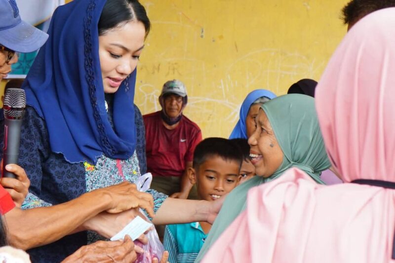 Bupati Dharmasraya, Annisa Suci Ramadhani membagikan daging kurban dari Presiden Prabowo Subianto, kepada masyarakat di Masjid Basalamah, Nagari IV Koto Pulau Punjung, Sabtu (7/6/2025). (Foto: Pemkab Dharmasraya)