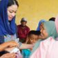 Bupati Dharmasraya, Annisa Suci Ramadhani membagikan daging kurban dari Presiden Prabowo Subianto, kepada masyarakat di Masjid Basalamah, Nagari IV Koto Pulau Punjung, Sabtu (7/6/2025). (Foto: Pemkab Dharmasraya)