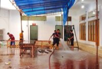 Petugas Damkar Padang membersihkan rumah ibadah di Padang. (Foto: Diskominfo Padang)