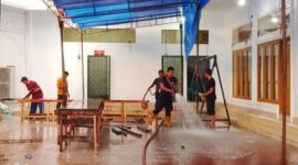 Petugas Damkar Padang membersihkan rumah ibadah di Padang. (Foto: Diskominfo Padang)