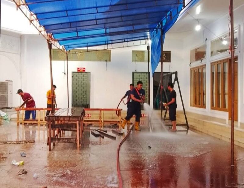 Petugas Damkar Padang membersihkan rumah ibadah di Padang. (Foto: Diskominfo Padang)