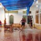 Petugas Damkar Padang membersihkan rumah ibadah di Padang. (Foto: Diskominfo Padang)