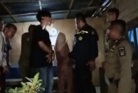 Petugas Satpol PP Padang membawa pasangan muda mudi yang diduga berbuat asusila ke Mako Satpol PP untuk pemeriksaan lebih lanjut. (Foto: Humas Satpol PP Padang)