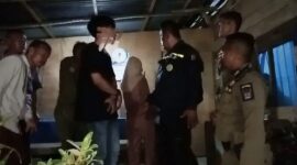 Petugas Satpol PP Padang membawa pasangan muda mudi yang diduga berbuat asusila ke Mako Satpol PP untuk pemeriksaan lebih lanjut. (Foto: Humas Satpol PP Padang)