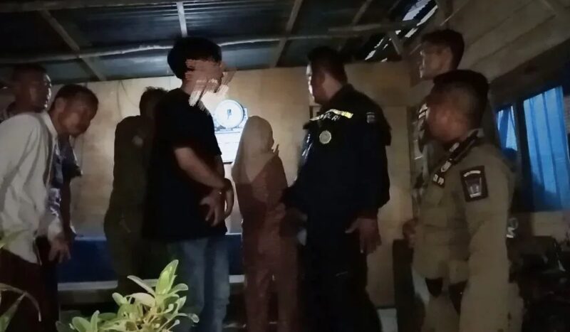 Petugas Satpol PP Padang membawa pasangan muda mudi yang diduga berbuat asusila ke Mako Satpol PP untuk pemeriksaan lebih lanjut. (Foto: Humas Satpol PP Padang)