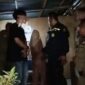 Petugas Satpol PP Padang membawa pasangan muda mudi yang diduga berbuat asusila ke Mako Satpol PP untuk pemeriksaan lebih lanjut. (Foto: Humas Satpol PP Padang)