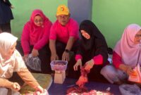 Kepala SMK SMAKPA Nasir memimpin langsung proses penyembelihan hewan kurban, Senin (9/6/2025). (Foto: SMK SMAKPA)