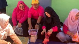 Kepala SMK SMAKPA Nasir memimpin langsung proses penyembelihan hewan kurban, Senin (9/6/2025). (Foto: SMK SMAKPA)