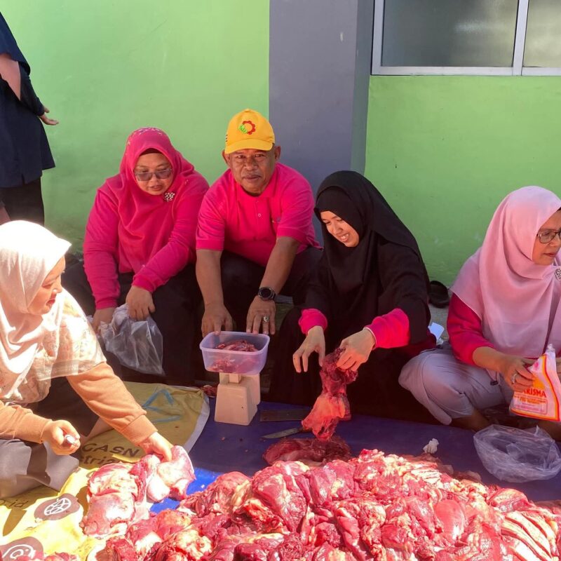 Kepala SMK SMAKPA Nasir memimpin langsung proses penyembelihan hewan kurban, Senin (9/6/2025). (Foto: SMK SMAKPA)